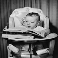 Beba koja sjedi u visokoj stolici i gleda tisak plakata s knjigom